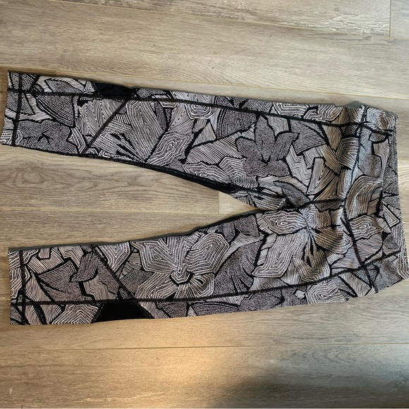 Lululemon size 6 🤍🖤 - Picture 4 of 6